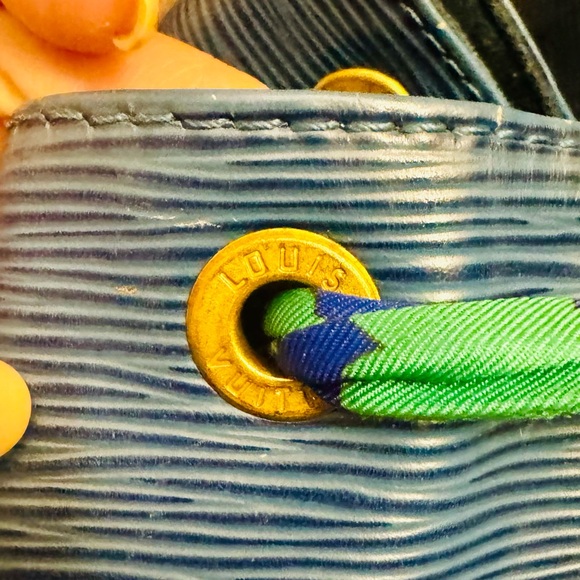 Authentic Louis Vuitton Epi Noe shoulder draw string bag blue! - Picture 6 of 7